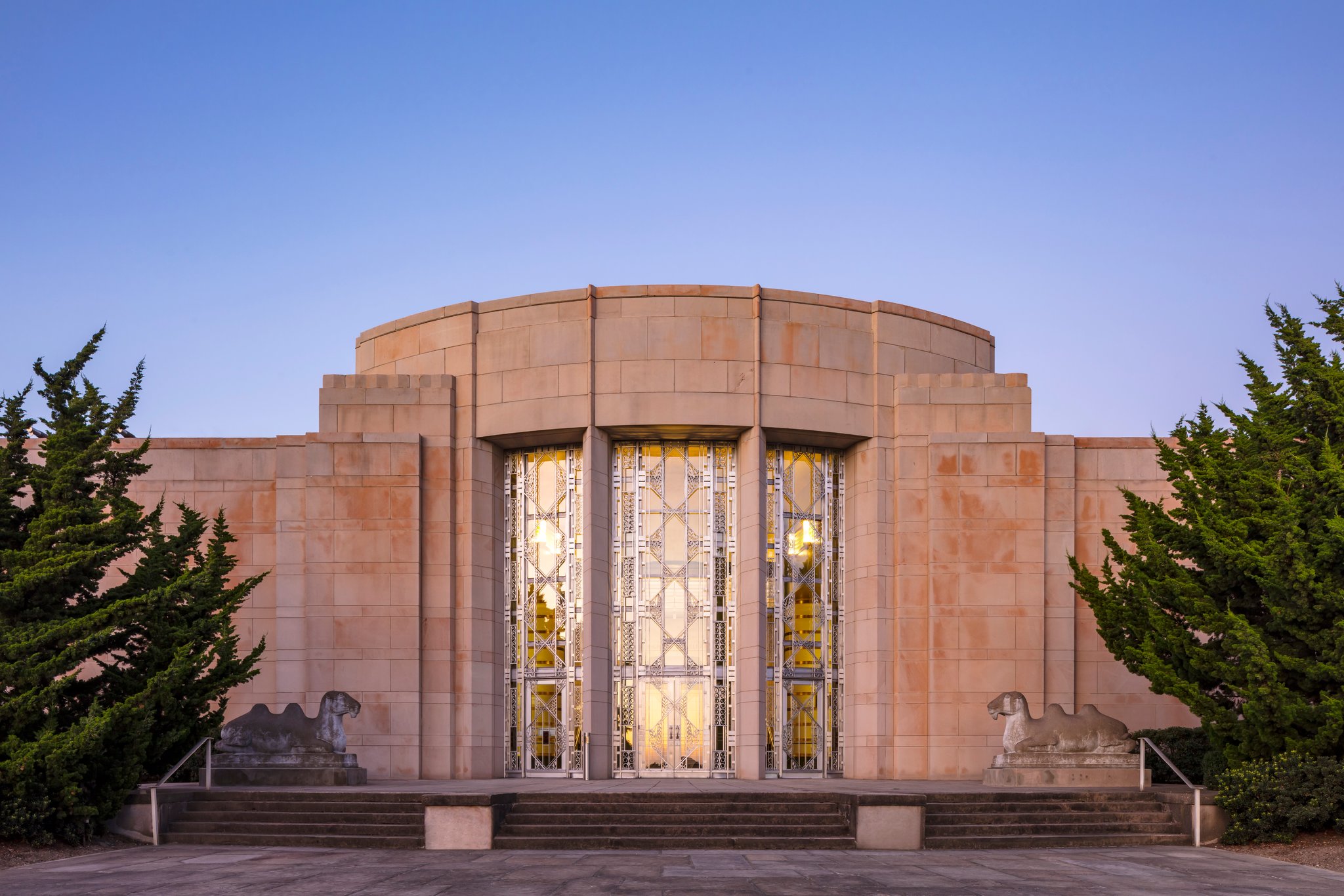 A photo of the front of the Seattle Art Museum.