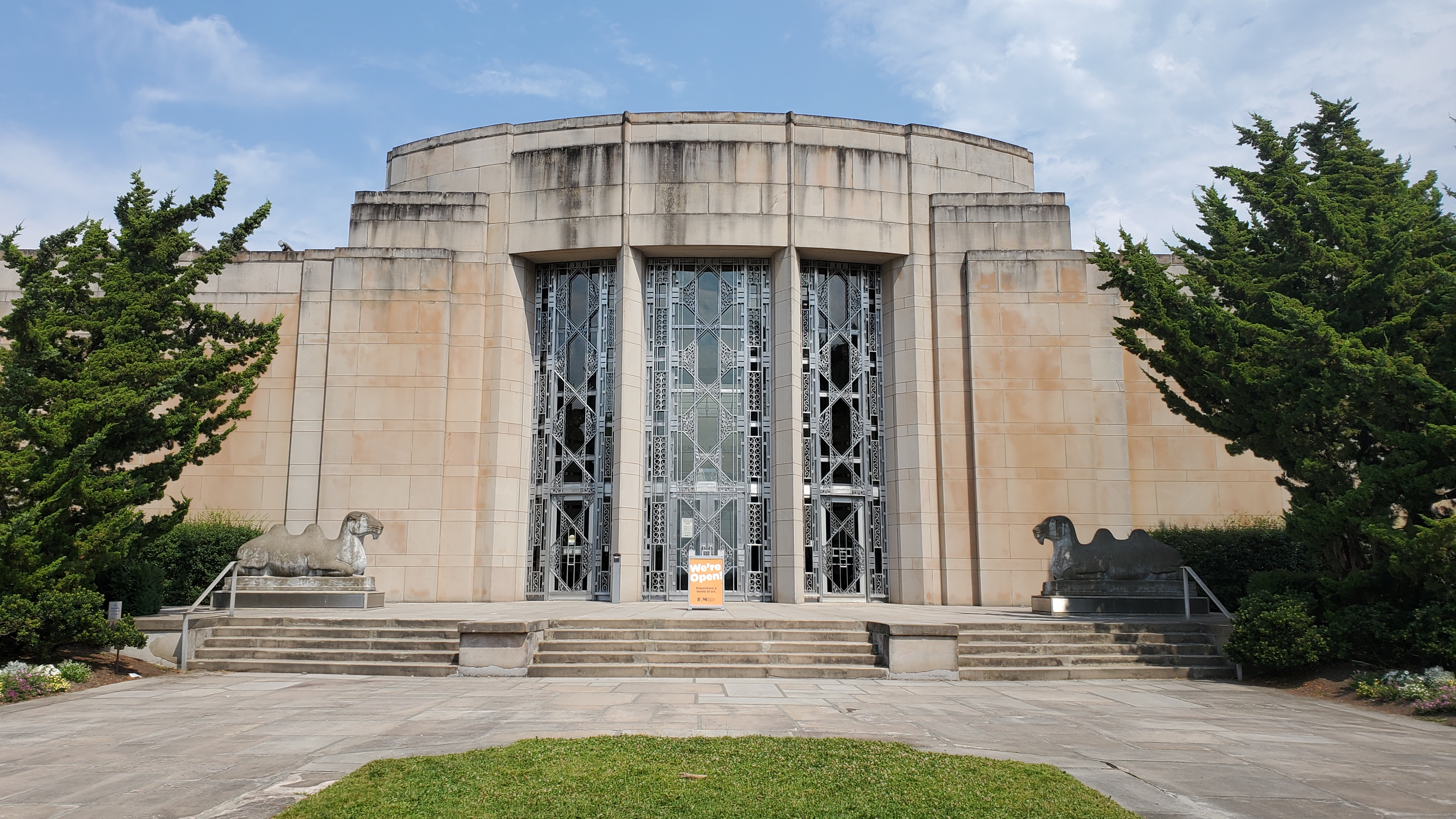 A photo of the front of the Seattle Art Museum.